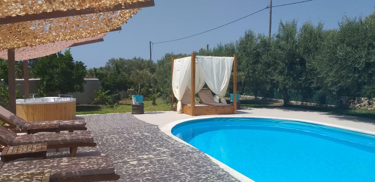 Stavlos Cukaládesz Kültér fotó